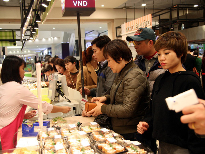 Mưa cả ngày, người Hà Nội đổ về các TTTM mua sắm và vui chơi ngày đầu nghỉ lễ Tết Dương lịch